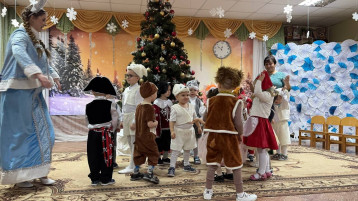 Новогодний утренник во второй младшей группе "Колокольчик". Новогодний утренник во второй младшей группе "Колокольчик".